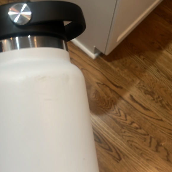32 ounce Hydroflask - Picture 3 of 4